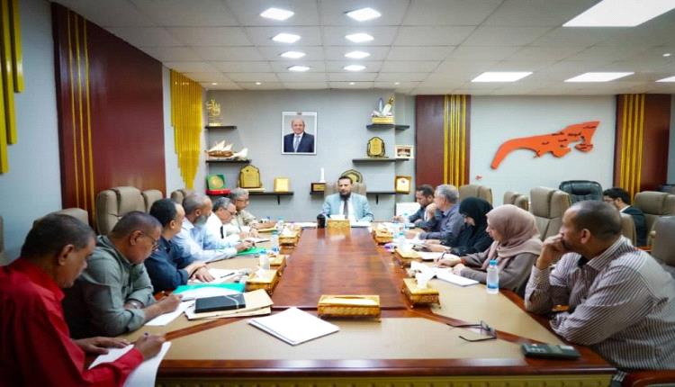 محافظ عدن يوجه بإنهاء حقبة المشاريع العشوائية.. المواطن أولاً والعمل الميداني هو المعيار