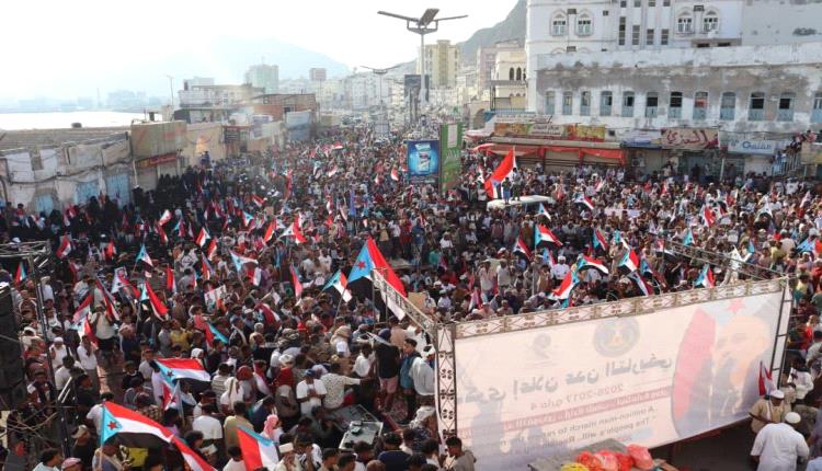 أبناء حضرموت يجددون تفويضهم للمجلس الانتقالي بحشودٍ عارمة