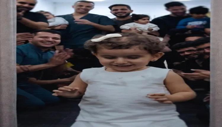 من العجز إلى الخطوات الأولى.. طفلة يمنية تخطف قلوب الأطباء بعد تعافيها في القاهرة