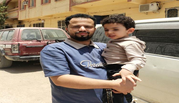 الأمن يعتدي على إعلامي وشقيقه الطفل جسديا ولفظيا أمام أسرته في مأرب