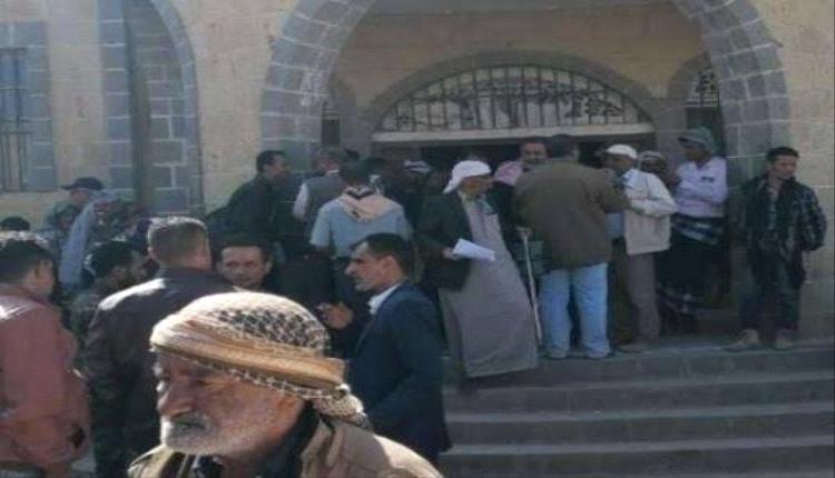 اقتحام صادم للنيابة في حجرية تعز.. اعتداء دموي واختطاف مواطن يكشف تغول النفوذ على القضاء