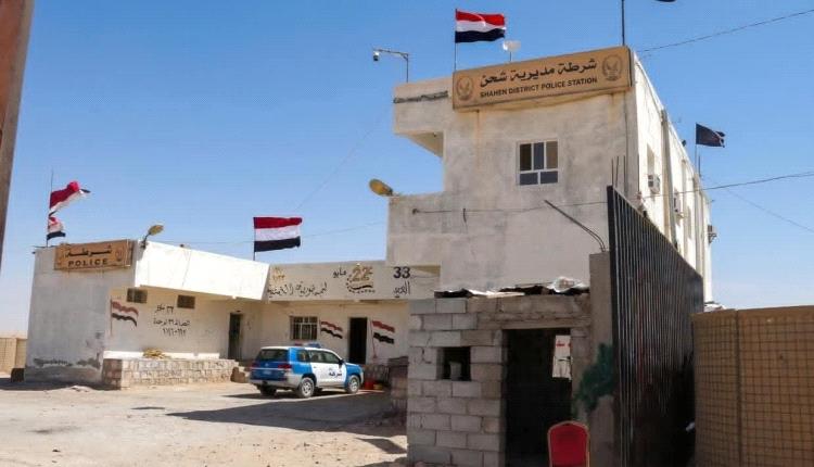 القبض على متهم بنهب امرأة في المكلا بعد فراره إلى مديرية شحن