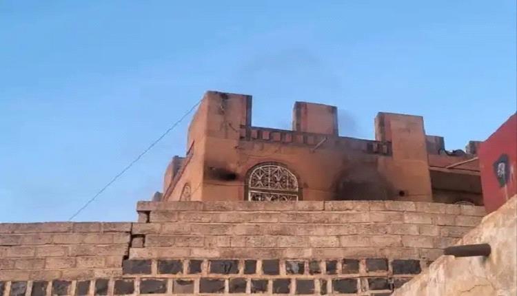 الحوثيون يحرقون منزل قيادي قبلي وعسكري كبير في صنعاء