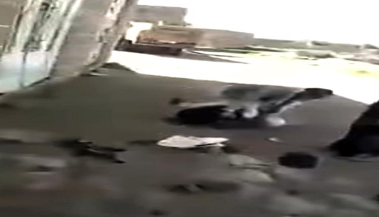 مشرف حوثي يعتدي بوحشية على معاق جسدياً في حجة ويحاول قتله والأهالي ينقذونه بالدقائق الأخيرة