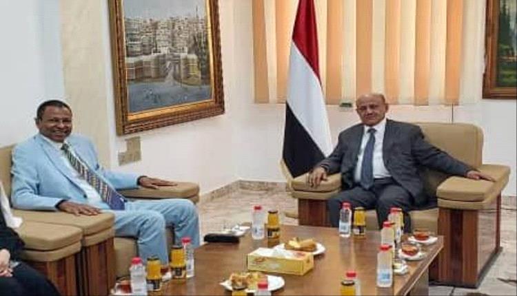 محافظ البنك المركزي يبحث مع الغذاء العالمي تسهيل عمله الإنساني في اليمن