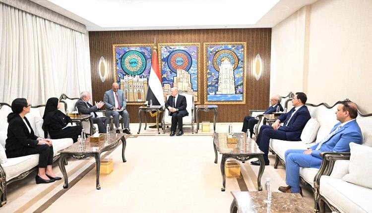 العليمي يؤكد التزام الدولة بتوفير كافة سبل الحماية والتسهيلات لمجتمع العمل الانساني