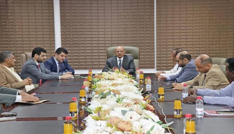 المعبقي يعلن ترتيبات تاريخية مع البنوك الإقليمية والدولية.. وهذه تفاصيل الصفقة المصرفية في عدن