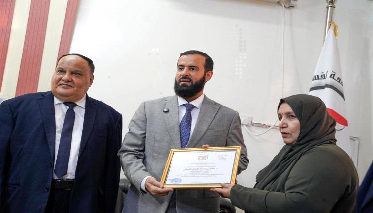 اول مسؤول بالشرعية يفصح رسمياً عن ممتلكاته وأمواله ومصادر دخله أمام هيئة مكافحة الفساد