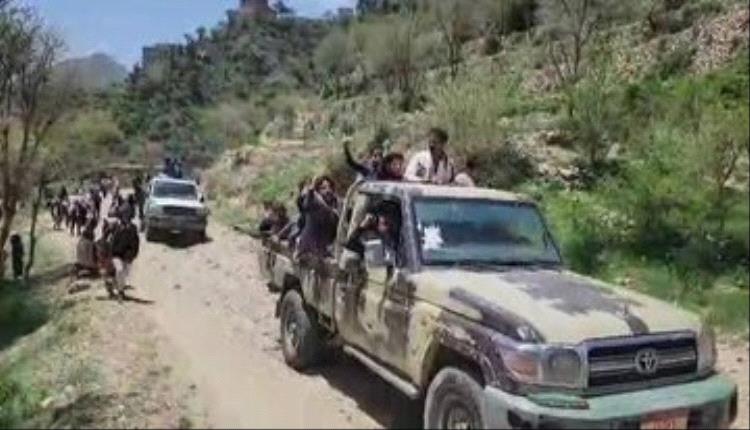 بالصور.. مشرف حوثي يقتحم القرى بأطقم عسكرية ويخطف الأطفال قسراً في هذه المحافظة