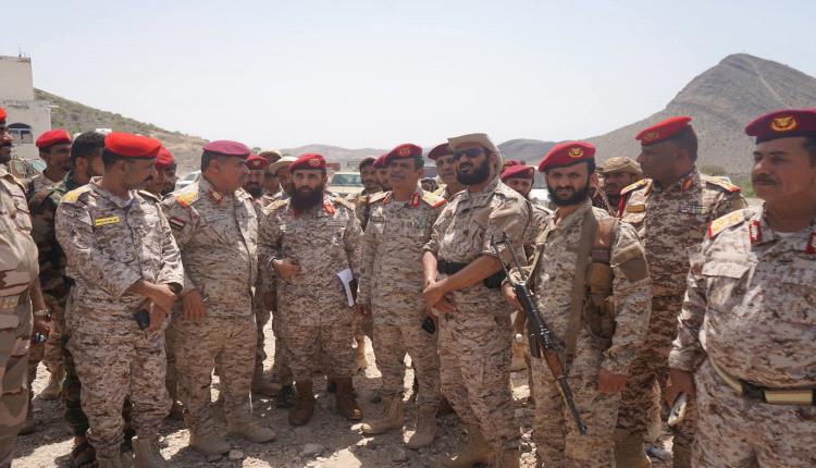 بحضور شكري.. لجنة الحارثي تشرف على عملية الاستلام والتسليم بمحور ابين