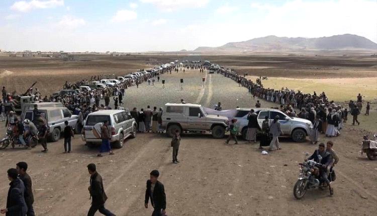 غضب قبلي يتصاعد في صنعاء.. حشود مسلحة تطالب الحوثيين بتنفيذ هذا الأمر فوراً