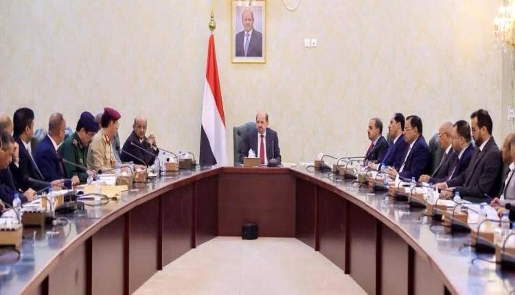 رواتب مسؤوليها بالدولار والشعب يموت جوعاً.. الداعري يزلزل الحكومة بهجوم ناري