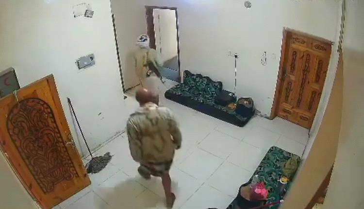 اقتحام مرعب في إب.. مسلحو الحوثي يداهمون منزل ويثيرون فزع الأطفال