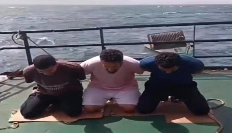 فيديو صادم لبحارة مصريين اختطفهم قراصنة صوماليين قبالة شبوة