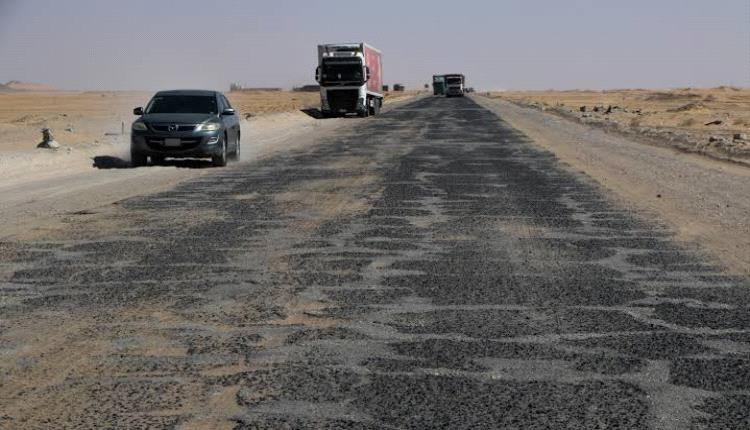 الشركة المنفذة لمشروع طريق العبر الدولي تسحب معداتها من مأرب بعد إيقافها للعمل