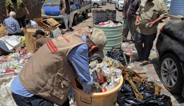 عدن.. إتلاف طن من السجائر والشيش الإلكترونية المهربة