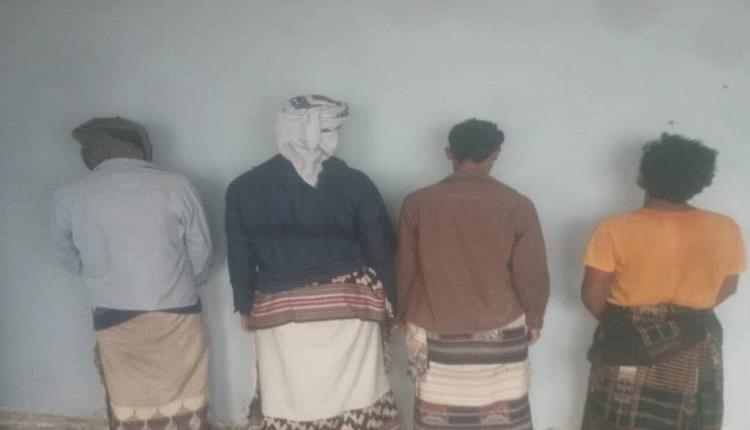 الأجهزة الأمنية في أبين تضبط 4 متهمين بقضايا تقطع وابتزاز بطريق الحرور