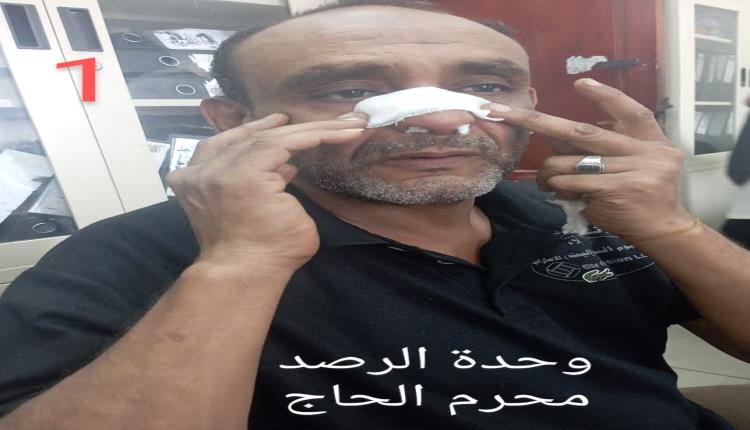 كوادر مستشفى الجمهوري بتعز تنظم وقفة احتجاجية تنديداً بالاعتداء على ممرض.. وتهدد بالإضراب الشامل