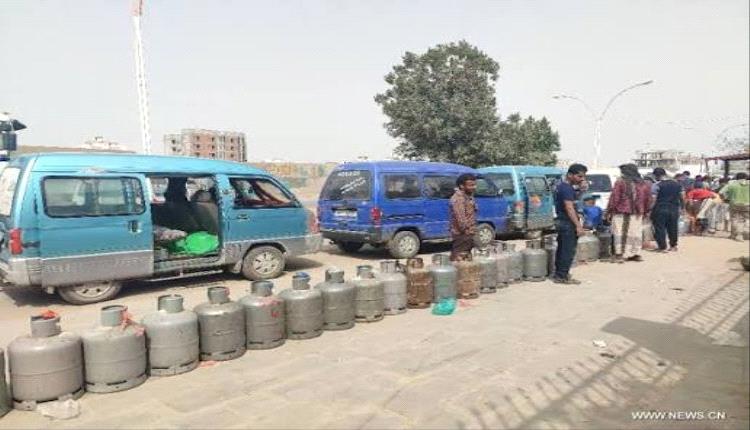 أزمة غاز خانقة تُربك المواطنين.. اتهامات بالاحتكار وبيع الكميات في السوق السوداء