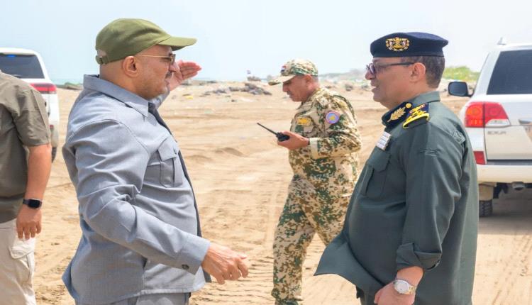 طارق صالح في ساحل المخا.. ويصدر توجيهات صارمة