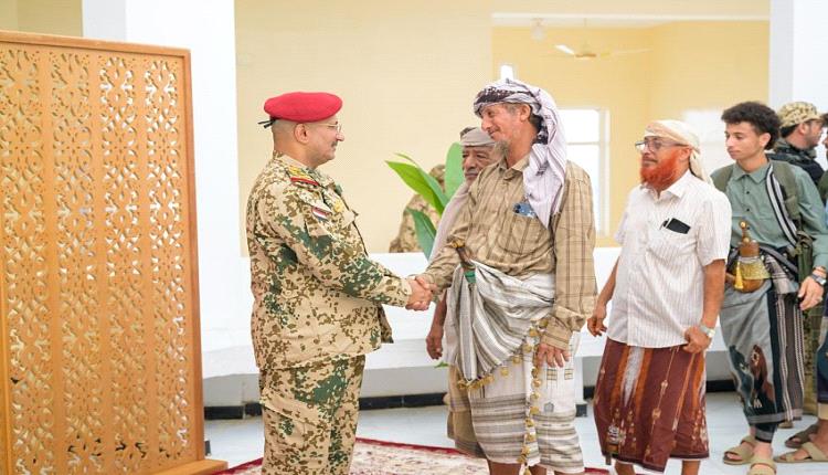 صالح يستقبل جموعاً من المواطنين المهنئين بمناسبة عيد الأضحى في باب المندب