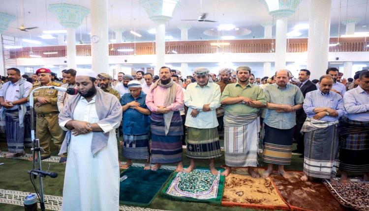 الصبيحي والعليمي والزنداني يؤدون صلاة عيد مع جموع المصلين في عدن