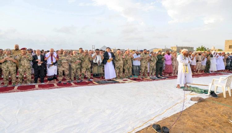بمحاذاة "باب المندب" أدى الفريق "طارق صالح" صلاة العيد! هنا اليمن ومركزها المائي! هنا الدولة اليمنية. #اليمن 