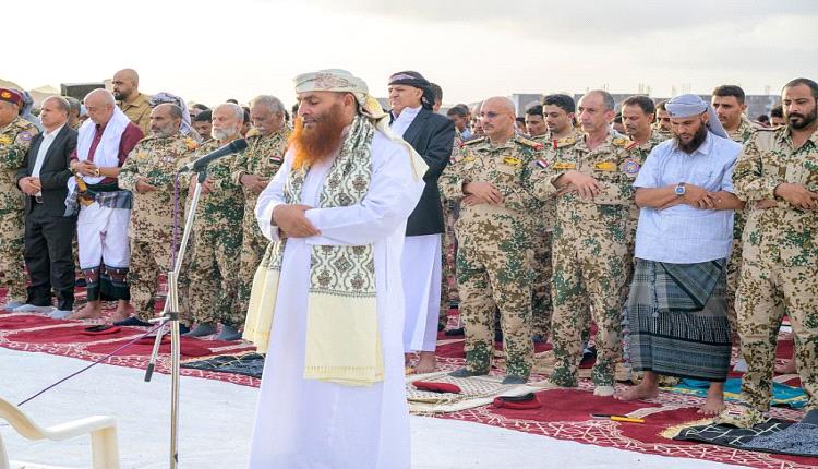 صالح يؤدي صلاة العيد مع جموع المواطنين في أهم موقع دولي