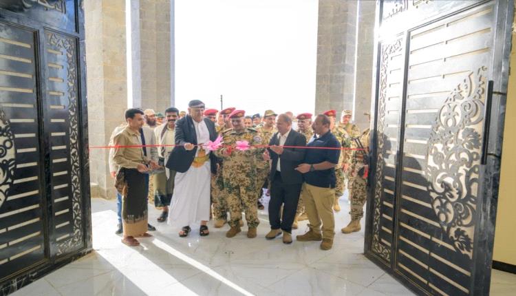 طارق صالح يفتتح مبنى السلطة المحلية في ذو باب المندب اول أيام العيد
