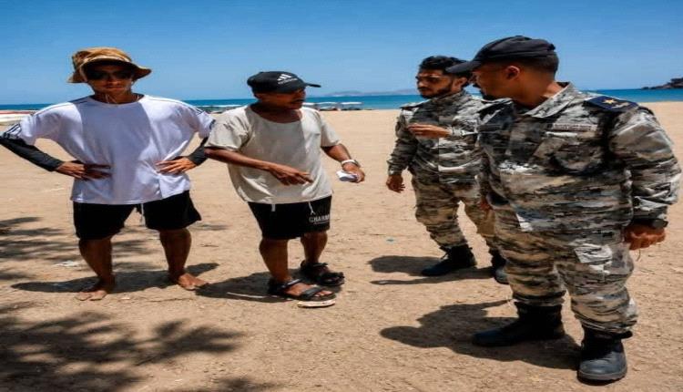 خفر السواحل  ينفذ حملة توعوية ميدانية بشواطئ عدن في ثاني أيام العيد