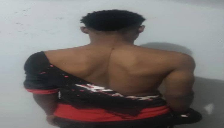 ضبط متهم بحيازة وتعاطي مادة الحشيش المخدر في عتق