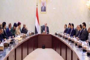 رواتب مسؤوليها بالدولار والشعب يموت جوعاً.. الداعري يزلزل الحكومة بهجوم ناري