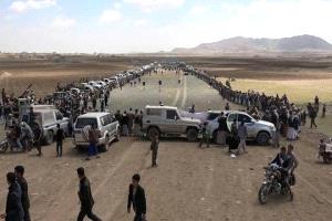غضب قبلي يتصاعد في صنعاء.. حشود مسلحة تطالب الحوثيين بتنفيذ هذا الأمر فوراً