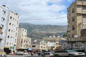 سيجارة تشعل كارثة داخل منزل بتعز.. انفجار عنيف يخلّف إصابات خطيرة بين أفراد أسرة كاملة