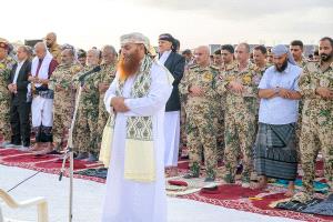 صالح يؤدي صلاة العيد مع جموع المواطنين في أهم موقع دولي