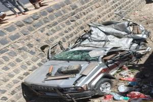 حادث مروري في صنعاء.. سقوط سيارة في مجرى السيول 