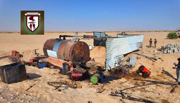 شاهد.. دفاع شبوة تداهم موقعًا غير قانوني لتكرير النفط وتطيح بعناصر عصابة تهريب