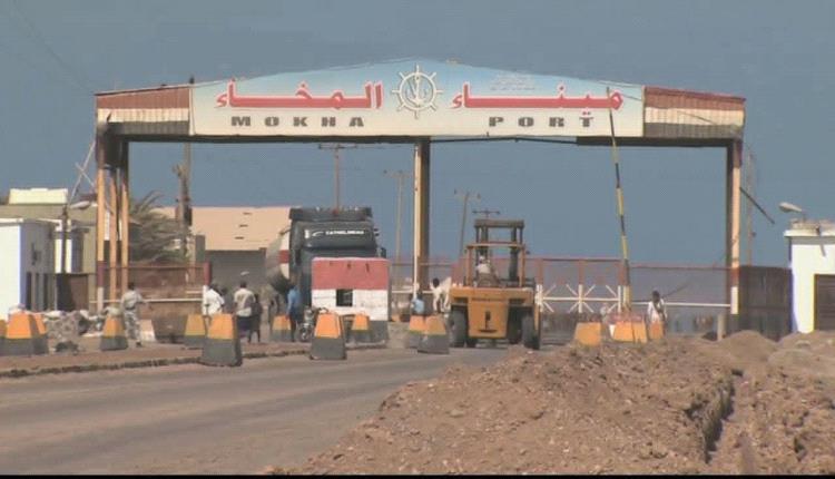 الحوثيون ينهبون معدات ميناء المخا وينقلون أصولًا حيوية باتجاه الحديدة