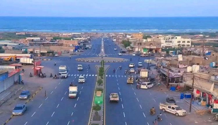 فرار جماعي لقيادات الحوثي وخبراء إيرانيين من المخا بعد تلغيم شوارع ومباني المدينة