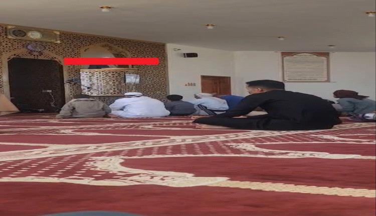 عزوف واسع عن صلاة الجمعة.. خطباء الحوثي يواجهون مساجد شبه خالية في الحجرية