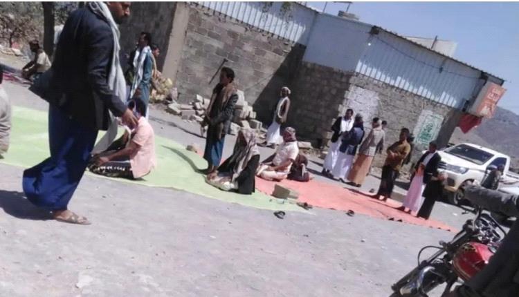 الحوثيون يغلقون مسجد للأسبوع الثاني في عمران والمصلون يؤدون الجمعة في الشارع