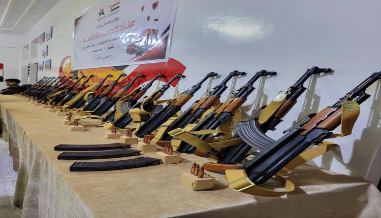 مقاتل يفضح تبرعات تعز.. بأموال الشعب يوزع السلاح وفق الولاء لحزب الإصلاح