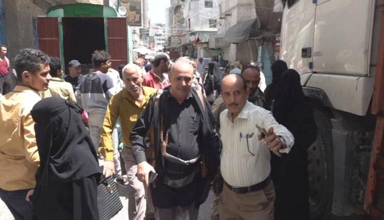 سلطة تعز تواجه حصار الحوثي.. فتح المحال المغلقة وبيع الغذاء