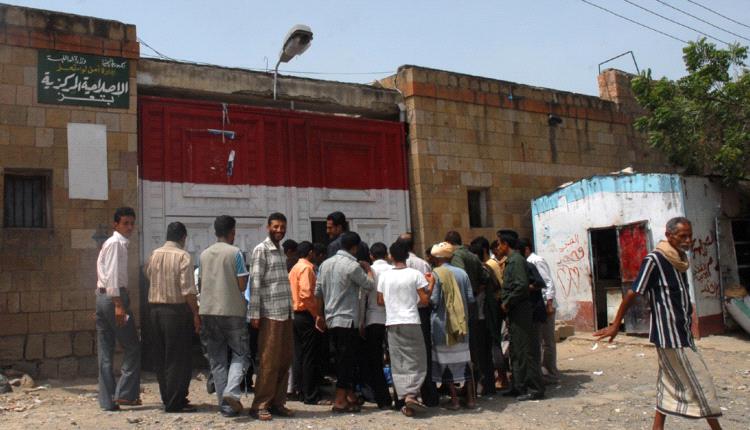 توقيف مدير السجن المركزي بتعز وأوامر قبض بحق مسؤولين.. بعد نقل سجناء ليلاً وفرار 11 محتجزاً