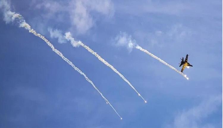 الطيران الحربي يشن 4 غارات على مواقع ومنصات صواريخ للحوثيين في مطار تعز