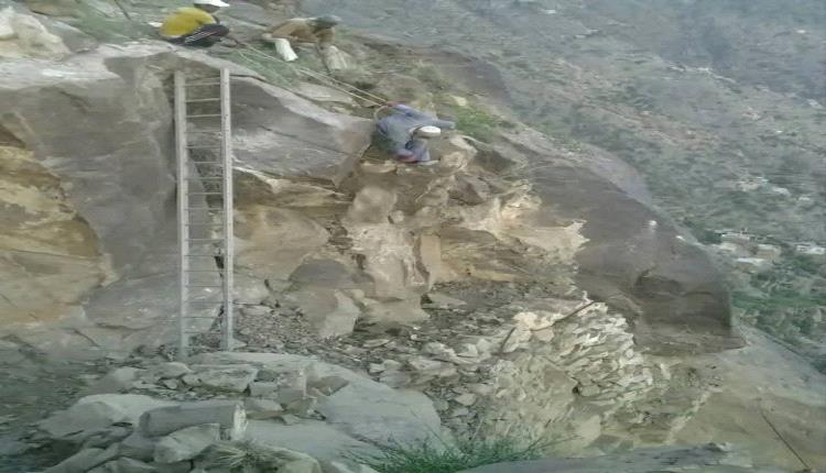 الحوثيون يفجرون طريق جبلي بريف تعز ويسحقون مدرجات زراعية للأهالي بين المقاطرة والشمايتين