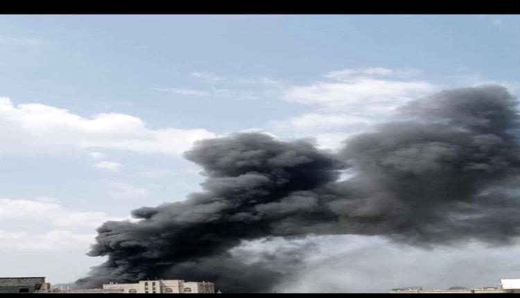 قصف حوثي يستهدف مصنعاً للإسفنج بتعز ويشعل فيه النيران