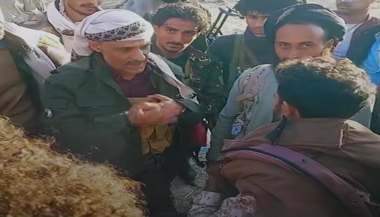 قائد مقاومة الحجرية يهدي بندقيته النصر لوالد شهيد في جبل صبر ويتعهد بمواصلة معركة التحرير