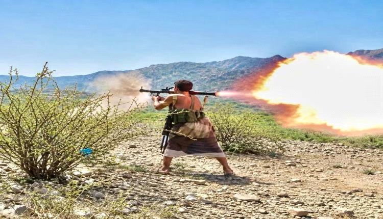 بغطاء جوي وخطط مباغتة.. القوات المسلحة والمقاومة تحكم سيطرتها على مواقع استراتيجية بتعز