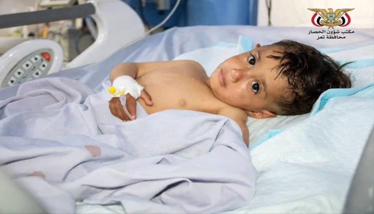 لم يتجاوز عامه الثاني.. شظايا قذيفة حوثية تصيب الطفل "حذيفة" في رأسه داخل منزله بتعز